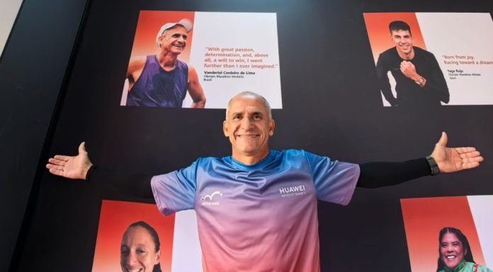 Huawei comemora um ano de loja com Vanderlei Cordeiro