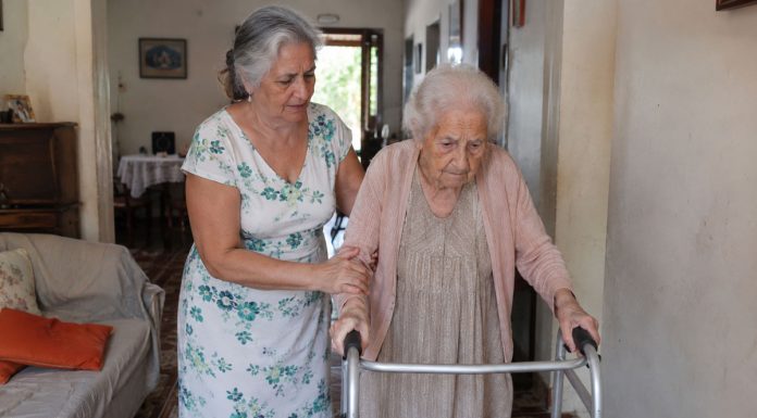 Filhos idosos enfrentam desafios ao cuidar de pais superidos