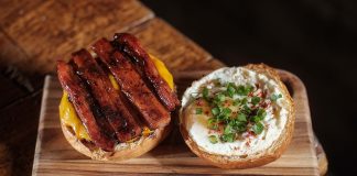 Hamburgueria autoral BRUTTUS celebra Dia do Bacon