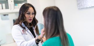 Solteiros apostam em skincare para cuidar da autoestima