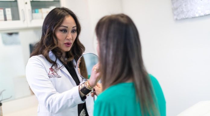 Solteiros apostam em skincare para cuidar da autoestima