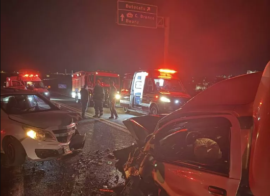 Colisão entre três carros deixa duas pessoas feridas na Rodovia Marechal Rondon, em Botucatu