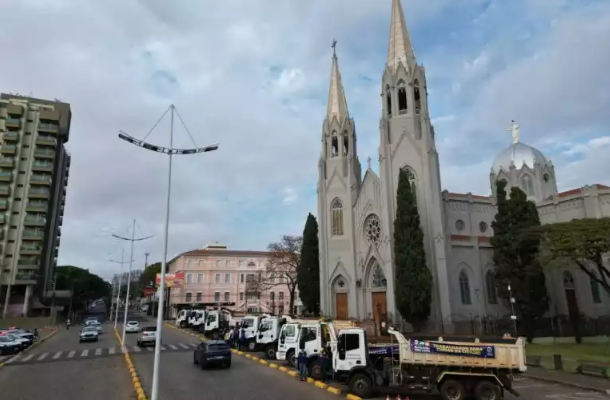 botucatu-mais-limpa-caminhoes-170826