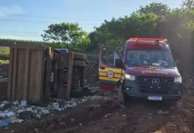 Caminhão de coleta tomba no Aterro Sanitário de Botucatu e trabalhador fica ferido