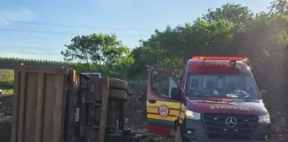 Caminhão de coleta tomba no Aterro Sanitário de Botucatu e trabalhador fica ferido