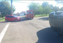 Veículo tomba após colisão entre carros na Avenida Universitária, em Botucatu
