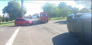 Veículo tomba após colisão entre carros na Avenida Universitária, em Botucatu