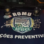 Homem tenta entrar em bar ao perceber viatura e é preso com 115 porções de drogas em Botucatu