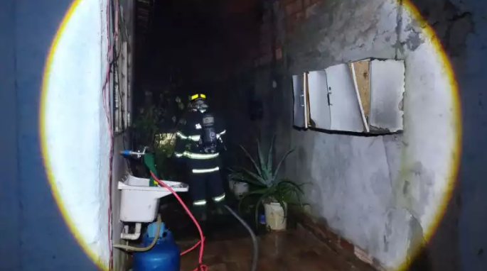 incendio-casa-botucatu-160826