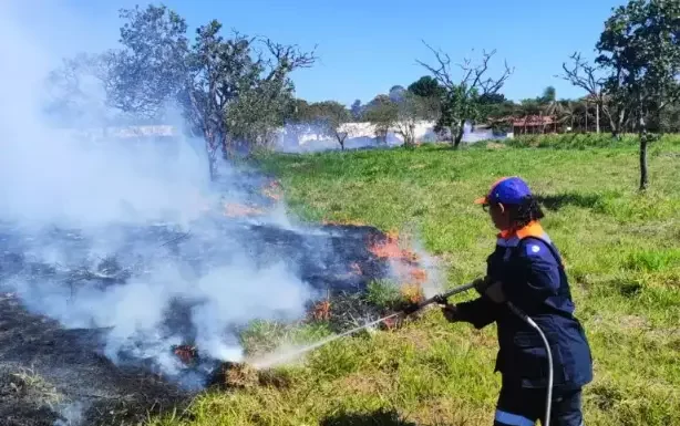 Tempo seco aumenta risco de incêndios e Botucatu registra dois focos em áreas de vegetação