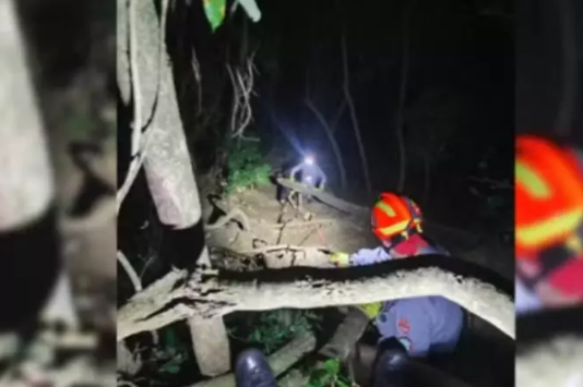 Adolescente de 17 anos é resgatado após ser deixado por amigos em cachoeira de Botucatu