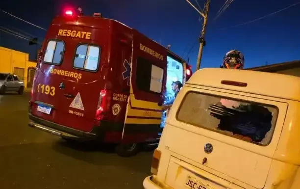 Motociclista de 21 anos fica gravemente ferido após colisão com Kombi em Botucatu