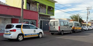 Duas vans circulavam com a mesma placa e acabam apreendidas em Botucatu