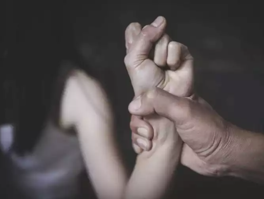 Homem de 45 anos é preso após adolescente de 16 anos ser agredida e sufocada em Botucatu