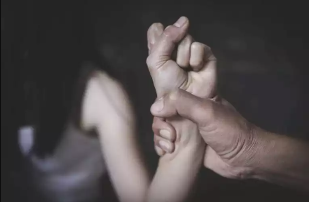 Homem de 45 anos é preso após adolescente de 16 anos ser agredida e sufocada em Botucatu
