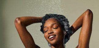 Como finalizar cabelo cacheado: passo a passo