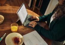Pearson e AWS: IA reforça valor do ensino superior para 74%