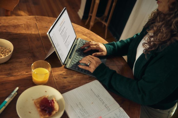 Pearson e AWS: IA reforça valor do ensino superior para 74%