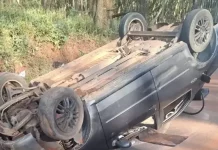 Motorista sem habilitação perde controle de carro ao tentar pegar celular e deixa duas pessoas feridas em Botucatu