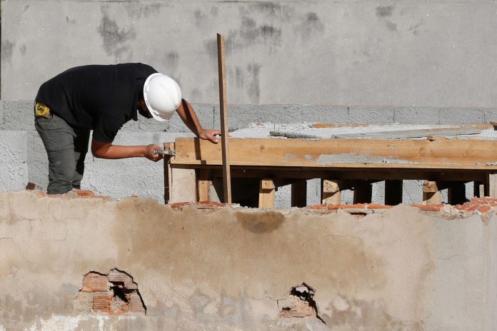 Tendência de queda nos juros favorece mercado imobiliário Tendência de queda nos juros favorece mercado imobiliário