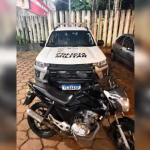 Homem foge da PM, bate moto de frente com carro e é preso por tráfico em Botucatu