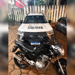 Motociclista tenta fugir, colide com carro e acaba preso com drogas em Botucatu