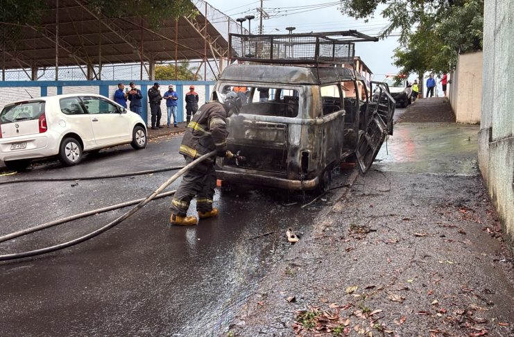 Kombi da Prefeitura pega fogo perto de escola em Botucatu e outro veículo é atingido