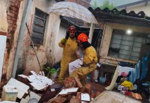 Casa desaba parcialmente com cinco pessoas dentro, incluindo um bebê, após chuva em Botucatu