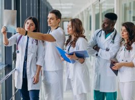 Congresso torna Enamed obrigatório para exercer medicina