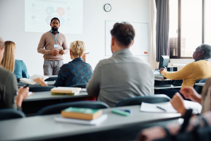 Formação de professores em tecnologia cai na rede municipal Formação de professores em tecnologia cai na rede municipal