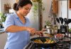 Brasileiros voltam a cozinhar em casa e buscam orientação