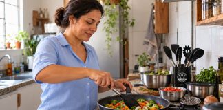 Brasileiros voltam a cozinhar em casa e buscam orientação