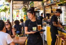 Bares e restaurantes são o 2º setor que mais contrata jovens Bares e restaurantes são o 2º setor que mais contrata jovens