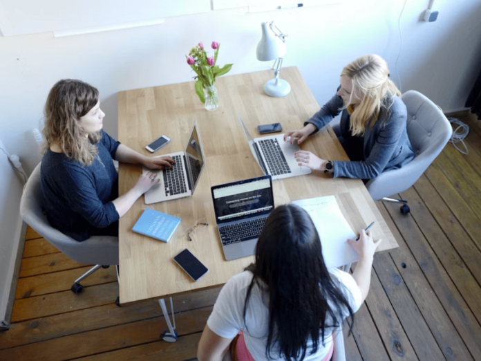 Home office recua e presencial predomina, aponta IBGE Home office recua e presencial predomina, aponta IBGE