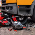Motociclista sem habilitação fica ferido após acidente com caminhão no Centro de Botucatu