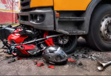 Motociclista sem habilitação fica ferido após acidente com caminhão no Centro de Botucatu