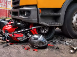 Motociclista sem habilitação fica ferido após acidente com caminhão no Centro de Botucatu
