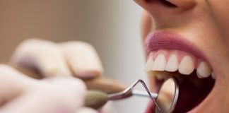 Sangramento na gengiva pede avaliação, alerta dentista