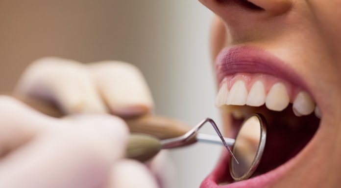 Sangramento na gengiva pede avaliação, alerta dentista