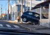 Carro que atingiu residência no Centro de Botucatu chegou a desviar de duas motos e outro veículo antes da colisão