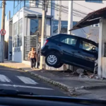 Carro que atingiu residência no Centro de Botucatu chegou a desviar de duas motos e outro veículo antes da colisão