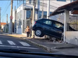 Carro que atingiu residência no Centro de Botucatu chegou a desviar de duas motos e outro veículo antes da colisão