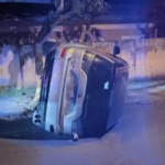 Motorista perde o controle em curva, bate em árvore e carro tomba no Jardim Paraíso, em Botucatu