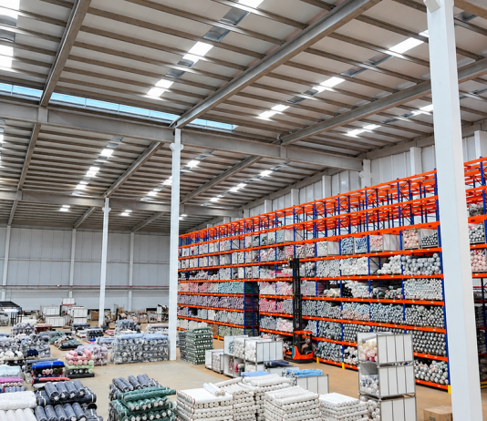 Juros altos: retrofit com luz natural reduz custo industrial
