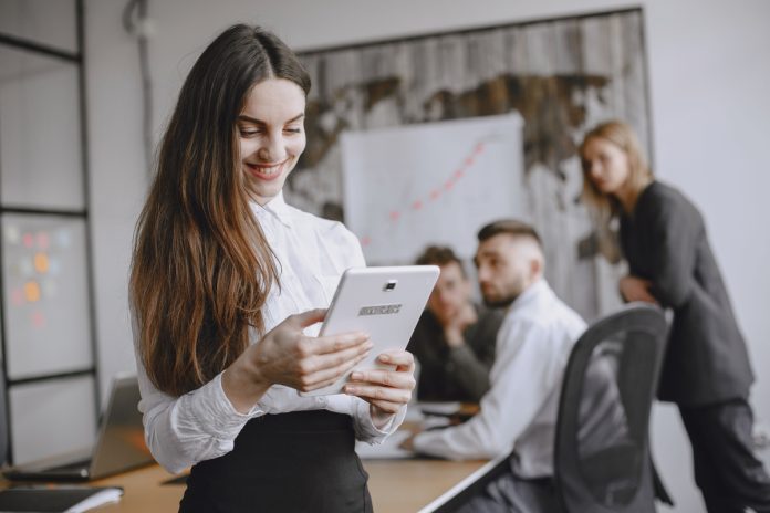 IA avança nas empresas brasileiras, uso em RH ainda é baixo