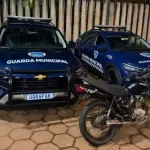 GCM aborda moto sem placa e prende condutor por adulteração em Botucatu